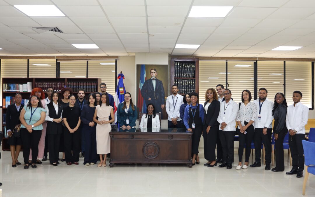 Representantes del Ministerio de la Juventud de San Cristóbal visitan el Senado de la República