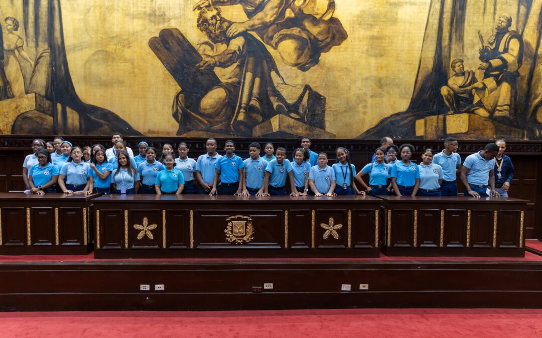 Estudiantes de la Universidad Católica del Cibao recorren el Senado de la República