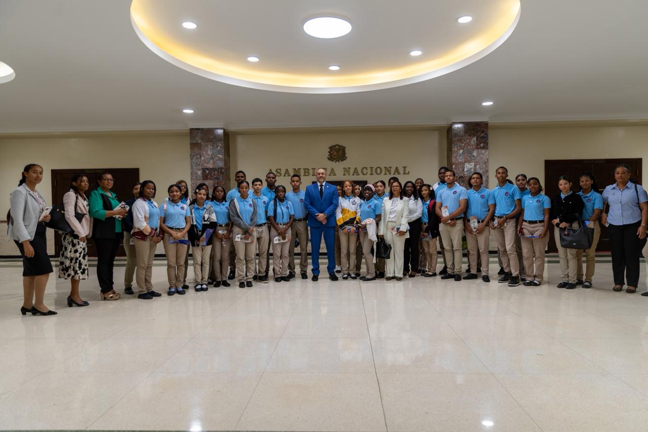 Estudiantes del Politécnico Luis Heriberto Payán de la provincia La Romana visitan el Senado de la República 3 WhatsApp Image 2026 04 08 at 1.37.23 PM 1