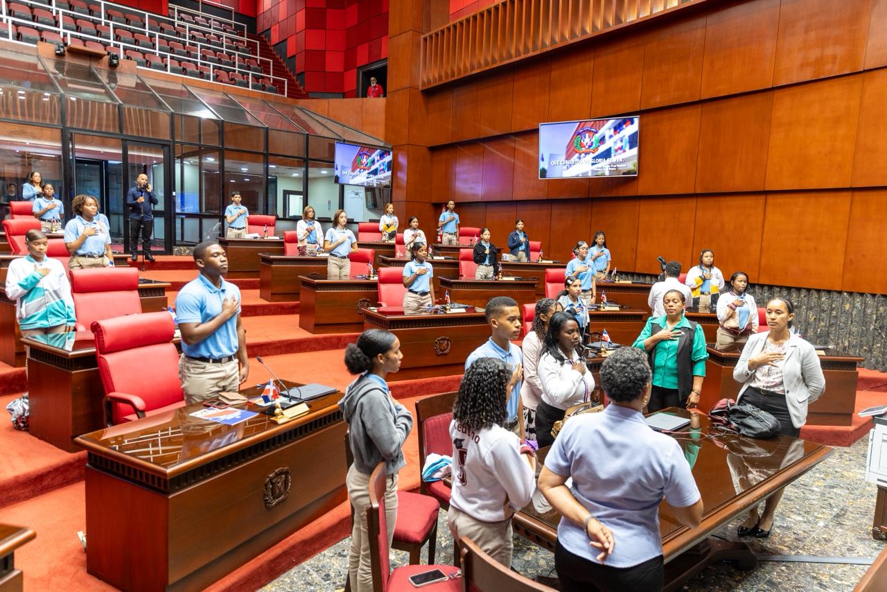 Estudiantes del Politécnico Luis Heriberto Payán de la provincia La Romana visitan el Senado de la República 1 WhatsApp Image 2026 04 08 at 1.37.24 PM 1