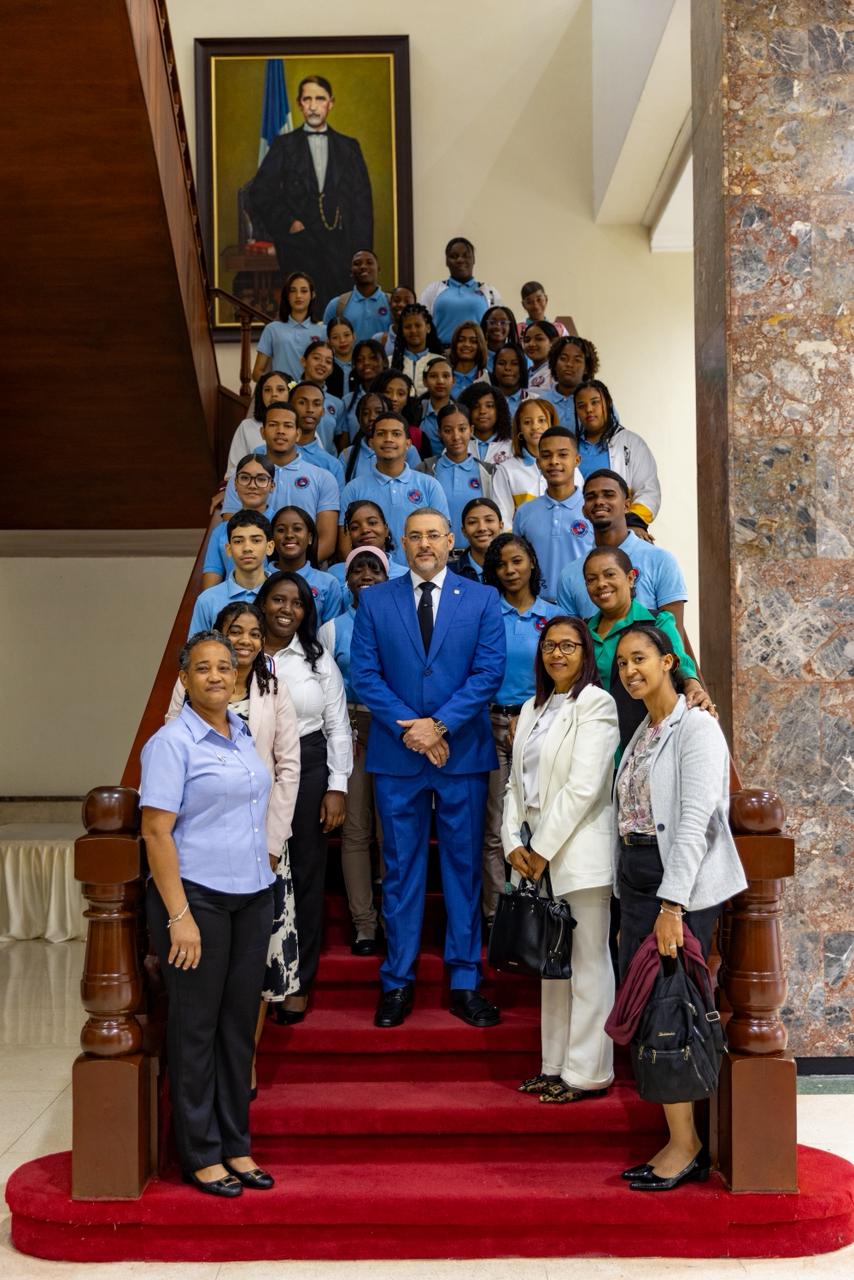 Estudiantes del Politécnico Luis Heriberto Payán de la provincia La Romana visitan el Senado de la República 2 WhatsApp Image 2026 04 08 at 1.37.24 PM