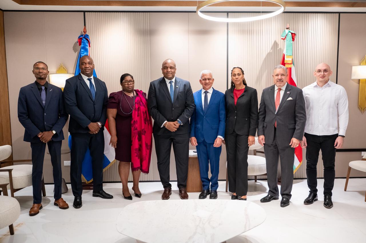 Ricardo de los Santos y canciller de Surinam abogan por la paz global y un marco normativo universal frente a los riesgos de la IA 1 WhatsApp Image 2026 04 14 at 1.37.45 PM 1