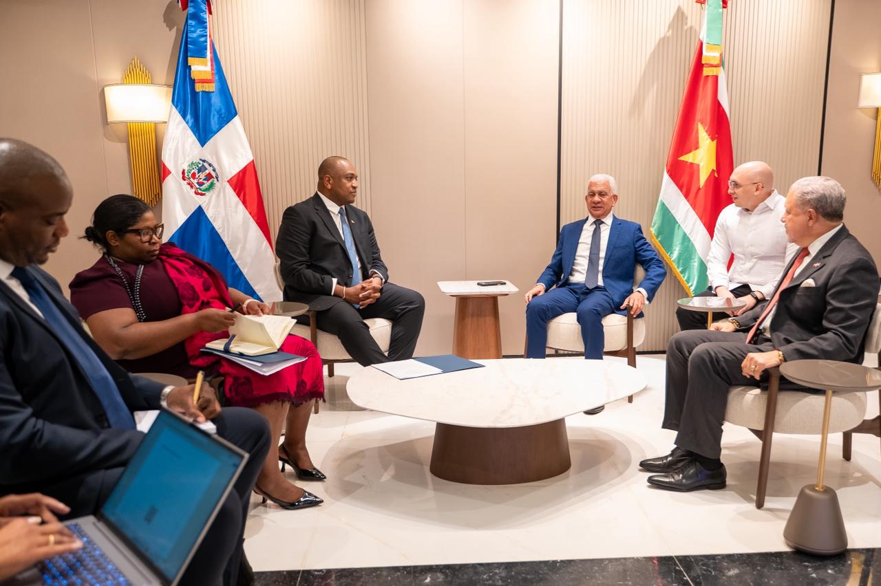 Ricardo de los Santos y canciller de Surinam abogan por la paz global y un marco normativo universal frente a los riesgos de la IA 2 WhatsApp Image 2026 04 14 at 1.37.46 PM