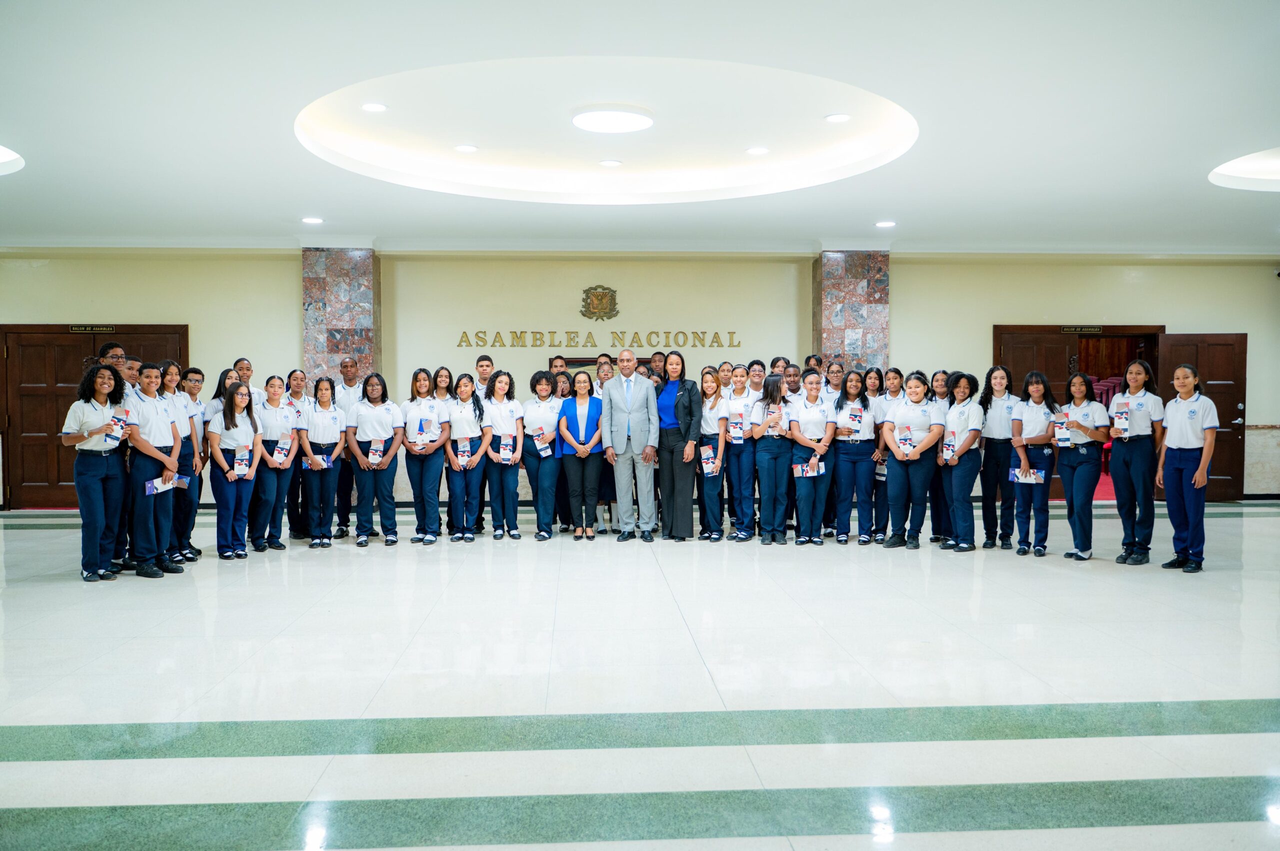 Senado abre sus puertas a estudiantes del Liceo Experimental de la UASD en la provincia Peravia 2 WhatsApp Image 2026 04 15 at 11.32.45 AM 2 scaled