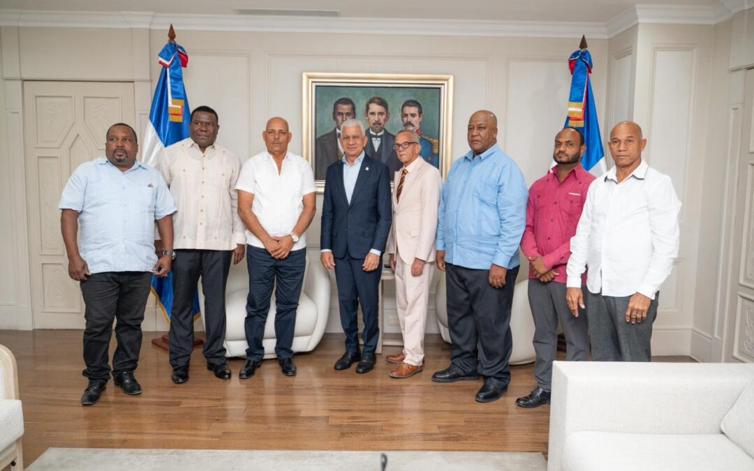 Presidente del Senado recibe a representante del sector transporte