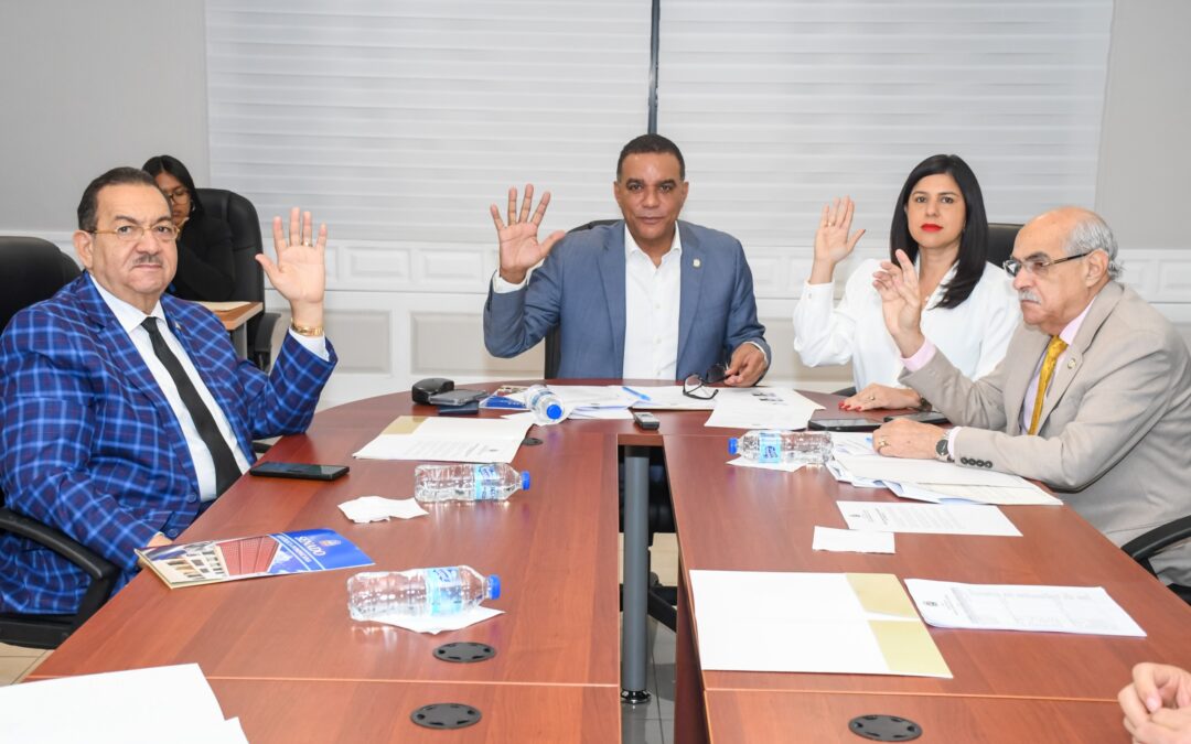Comisión de Cultura analiza resolución que reconoce trayectoria de monseñor Diomedes Espinal de León