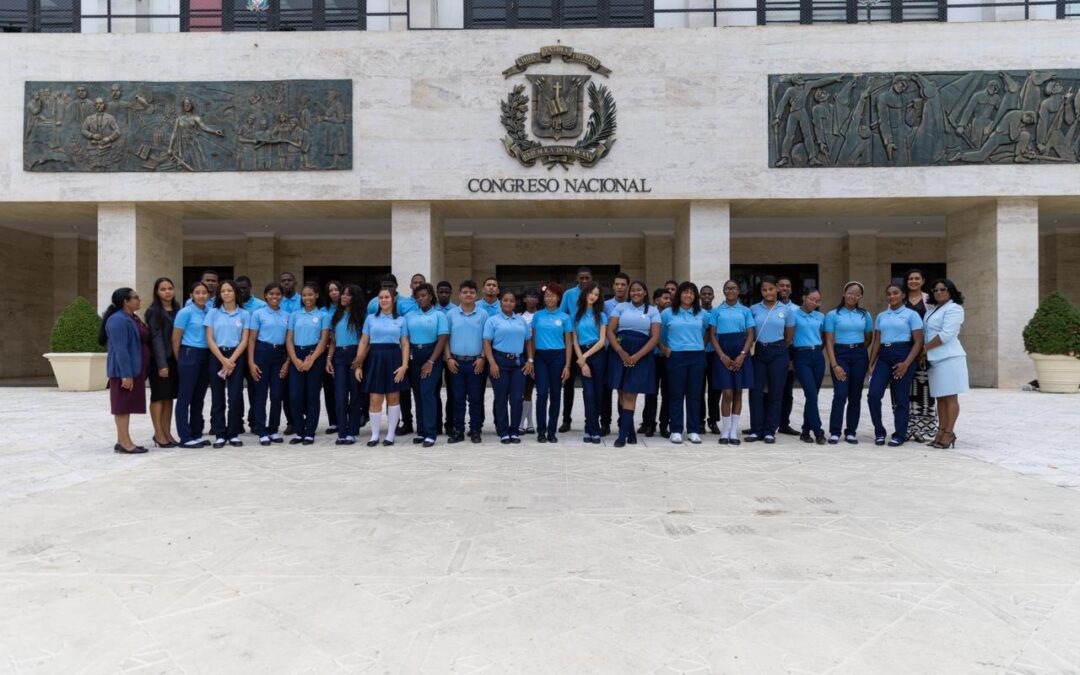 Estudiantes del Colegio Nuestra Señora de La Altagracia realizan visita guiada al Senado de la República
