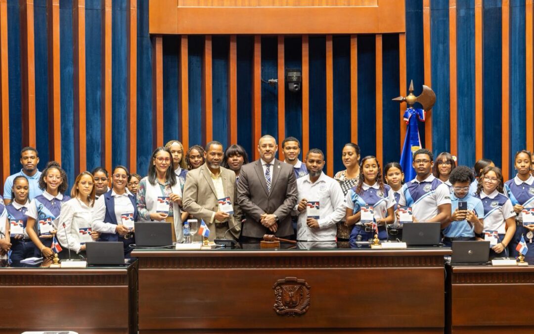 Senado recibe estudiantes del Centro Educativo en Artes Fernando Ureña Rib, provincia La Romana
