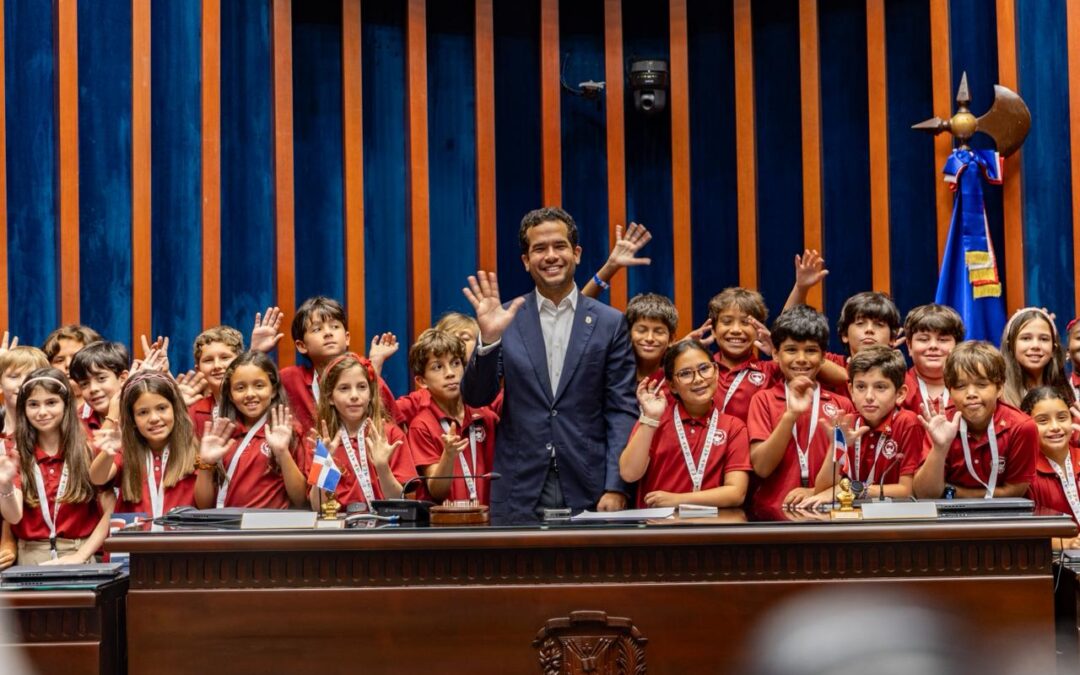 Estudiantes del Colegio Carol Morgan del Distrito Nacional recorren el Senado de la República