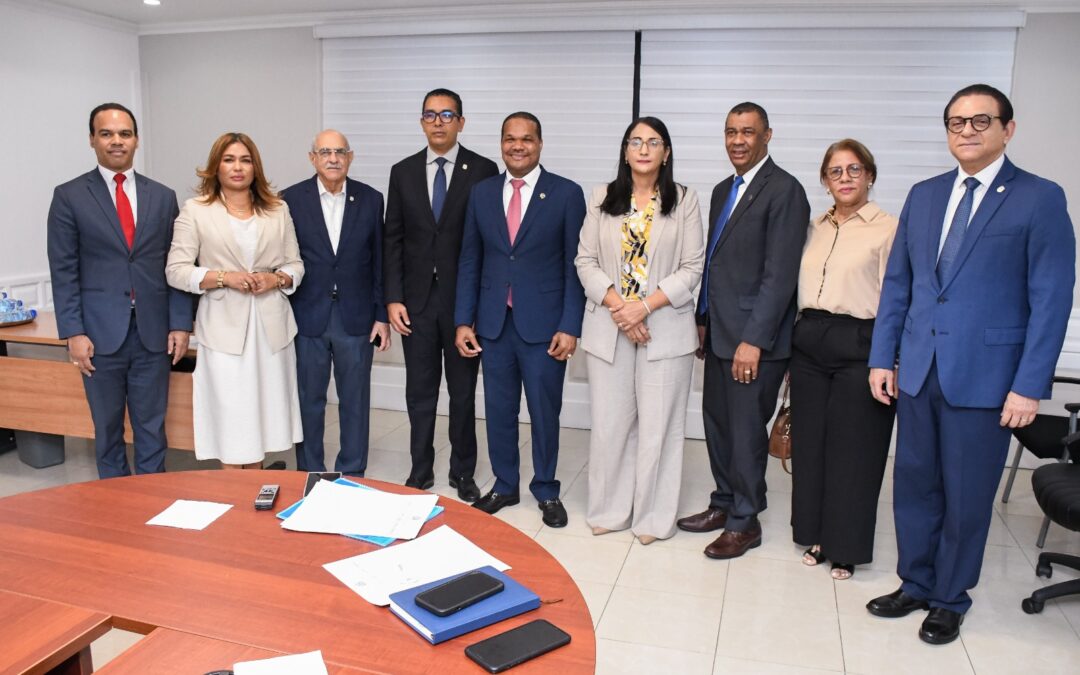 Comisión de Salud Pública socializa con delegación de la UASD sobre residencias médicas