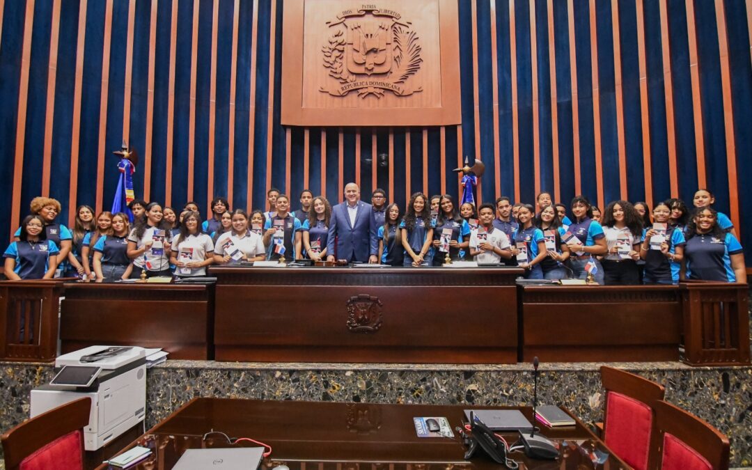 El Senado de la República recibe a estudiantes de la provincia María Trinidad Sánchez