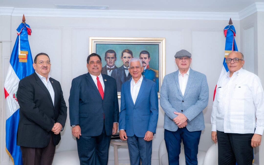 Presidente del Senado, Ricardo de los Santos, aborda con representantes del Colegio de Notarios Públicos sobre el fortalecimiento del ejercicio notarial en el país