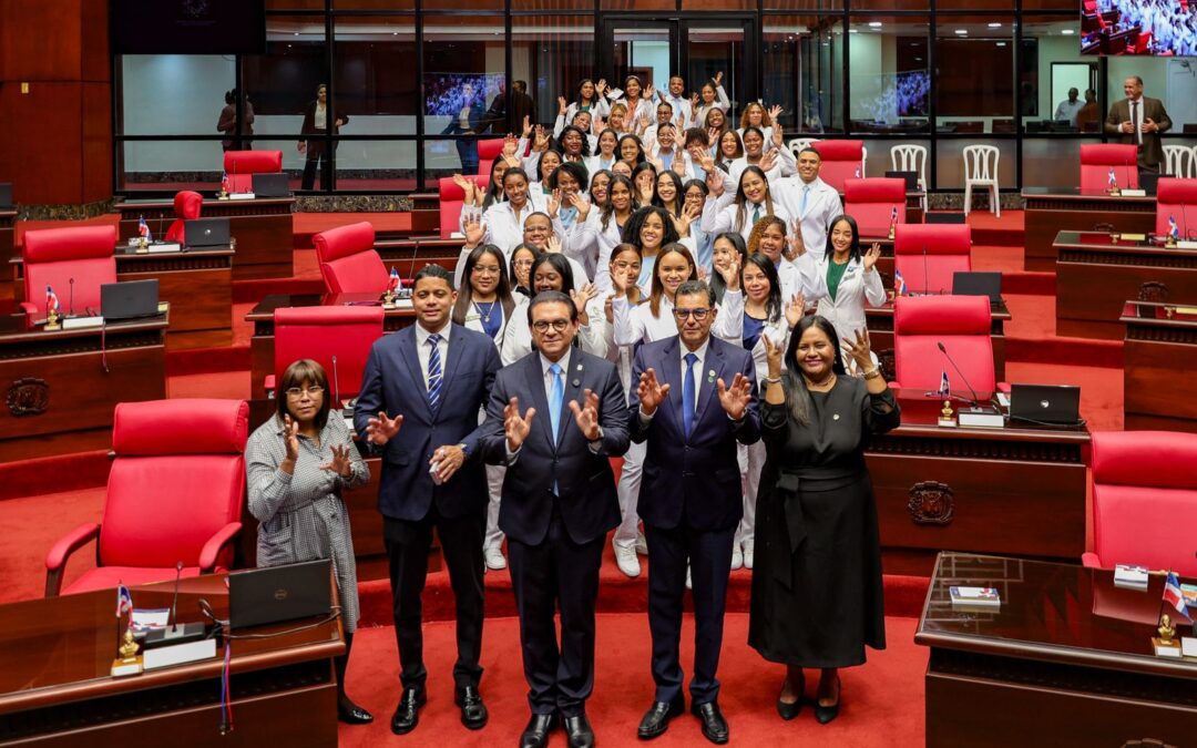 Internos de Medicina de UTESA visitan el Senado y conocen su proceso legislativo