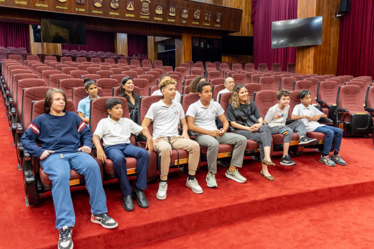 Estudiantes de centro educativo Genius Academy, del Distrito Nacional visitan el Senado de la Republica 1 WhatsApp Image 2026 05 15 at 12.56.45 PM 1