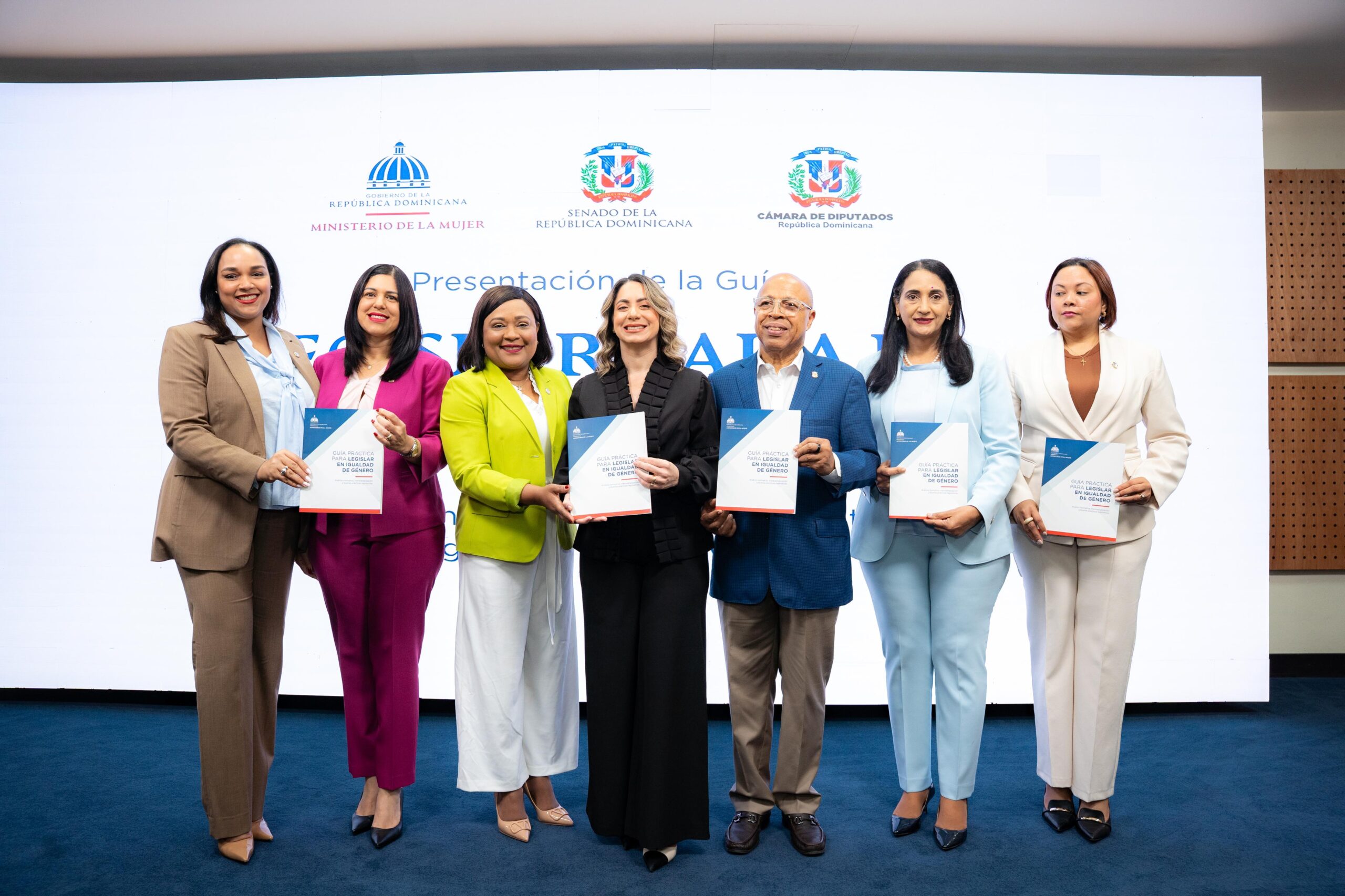 Congreso Nacional recibe guía impulsada por el Ministerio de la Mujer para fortalecer leyes con enfoque de igualdad 5 WhatsApp Image 2026 06 11 at 12.12.31 PM 2 scaled