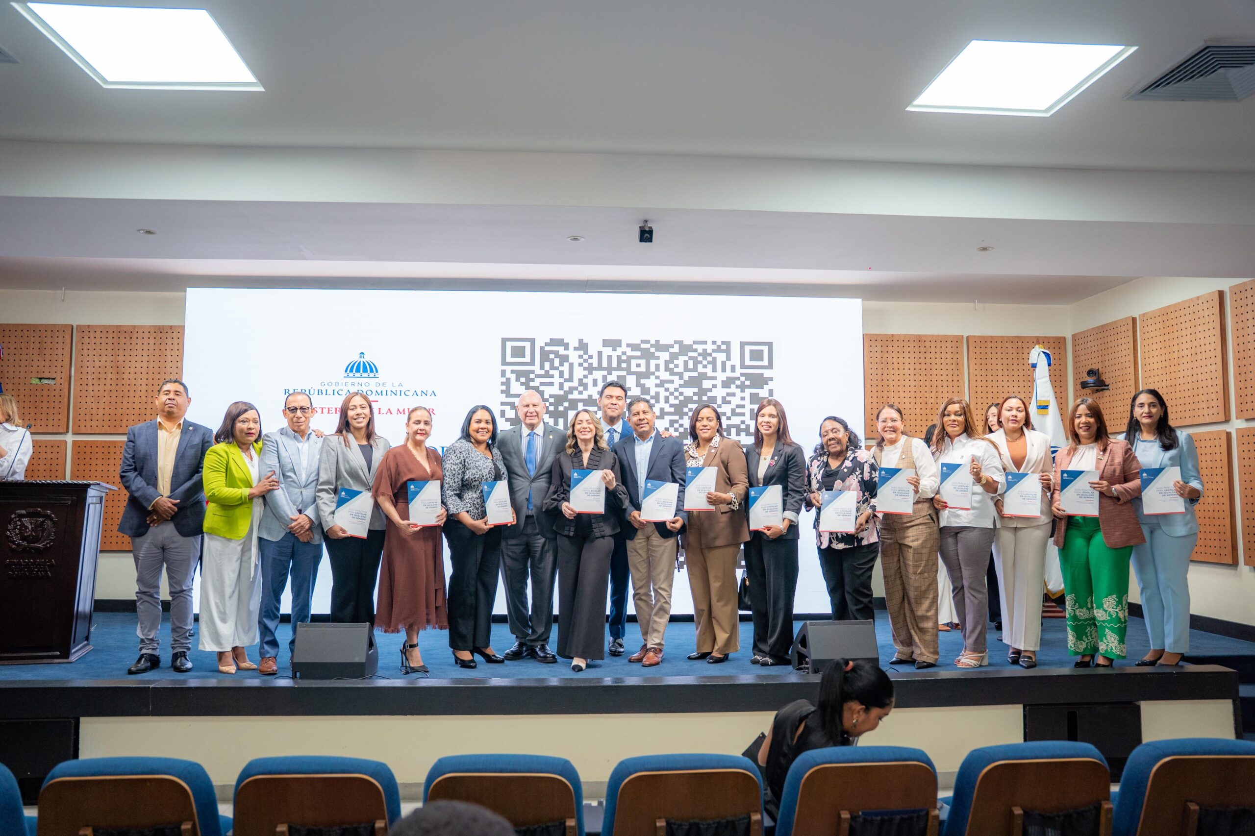 Congreso Nacional recibe guía impulsada por el Ministerio de la Mujer para fortalecer leyes con enfoque de igualdad 7 WhatsApp Image 2026 06 11 at 12.12.31 PM scaled