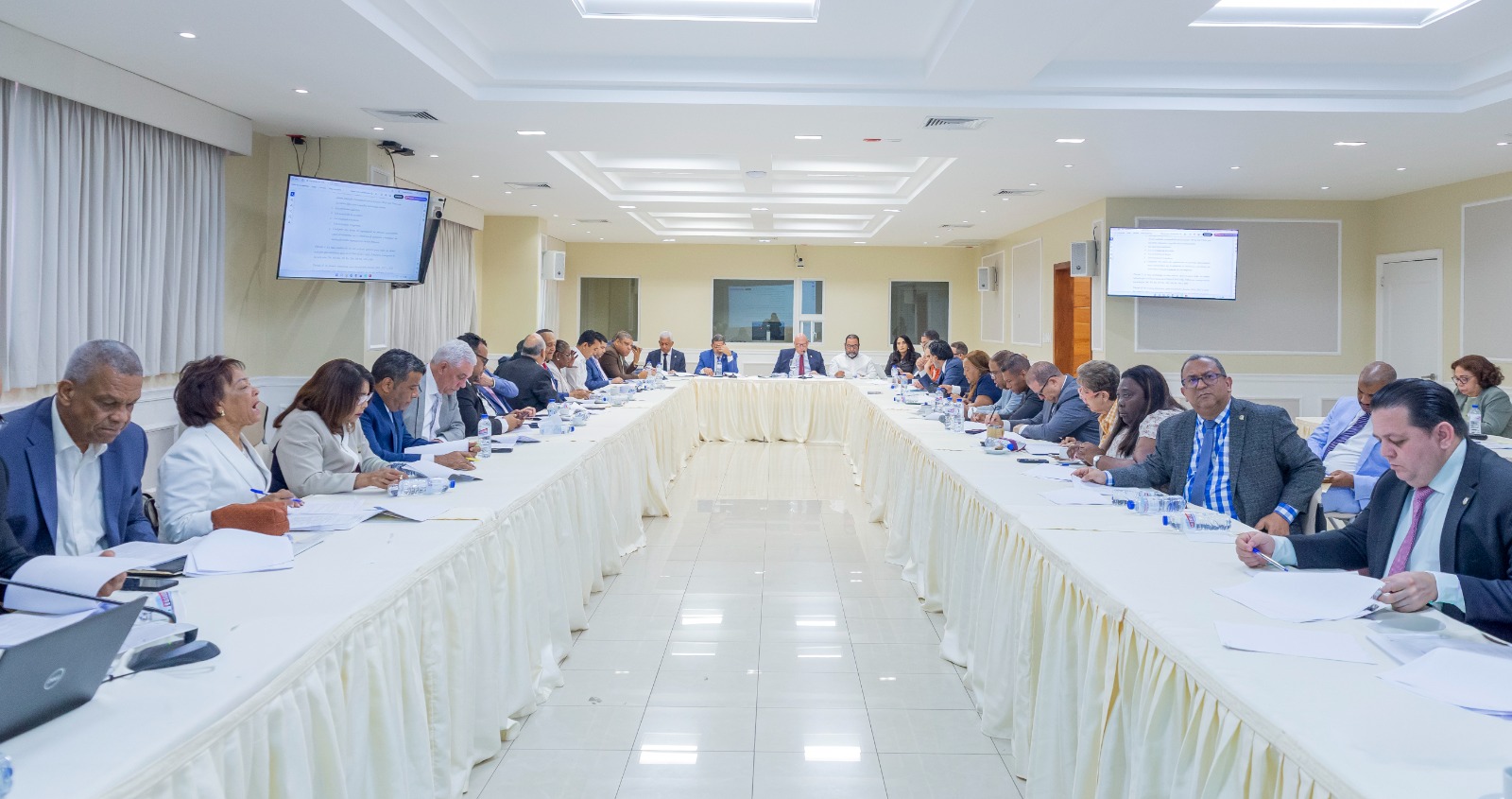 Comisión Bicameral que estudia proyecto de ley de Medidas Pro Crecimiento Económico escuchará este martes al ministro de Hacienda y Economía, Magín Díaz y a la AIRD