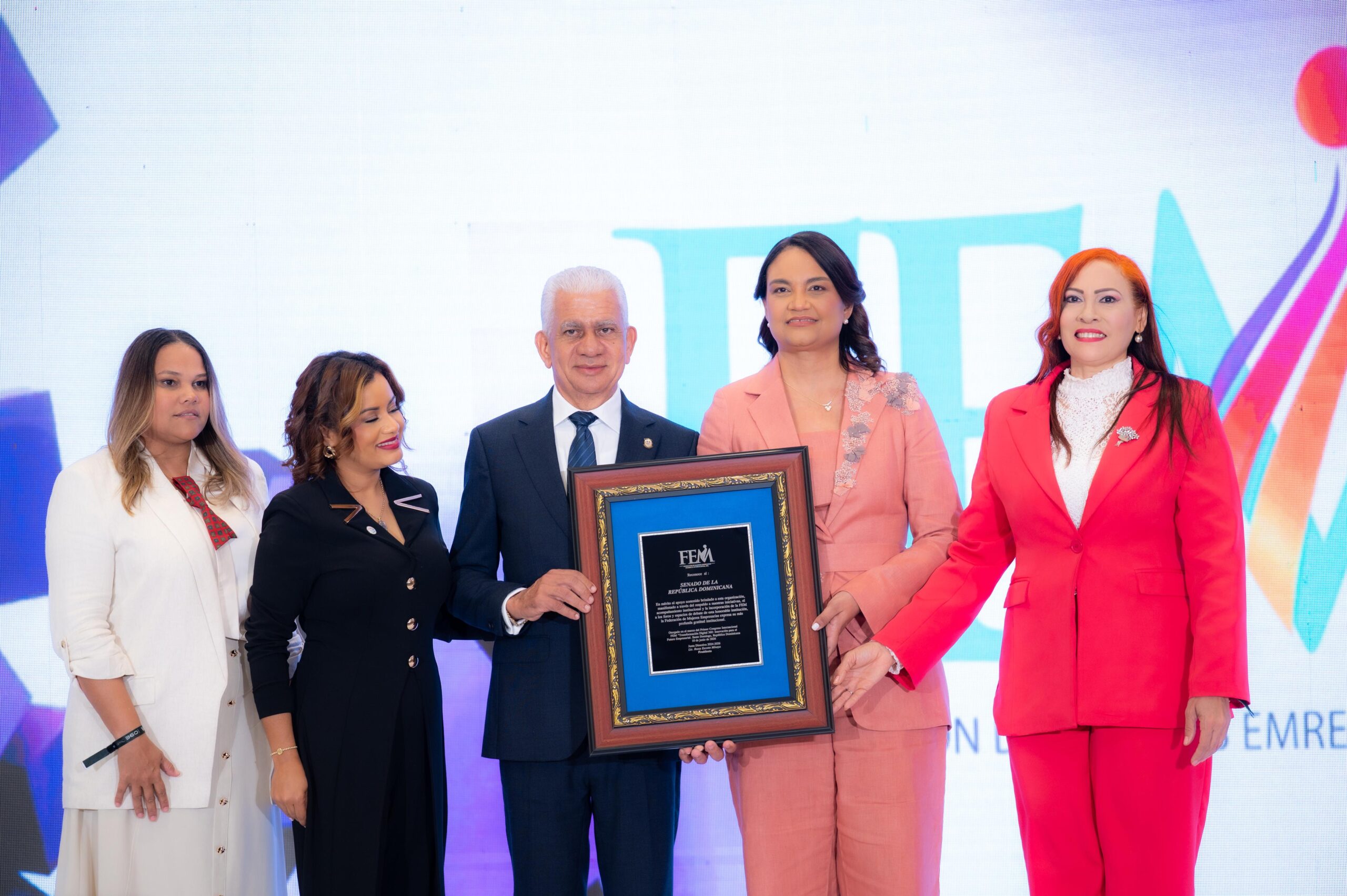 Presidente del Senado, Ricardo de los Santos, recibe reconocimiento en apertura Congreso Internacional Transformación Digital 360