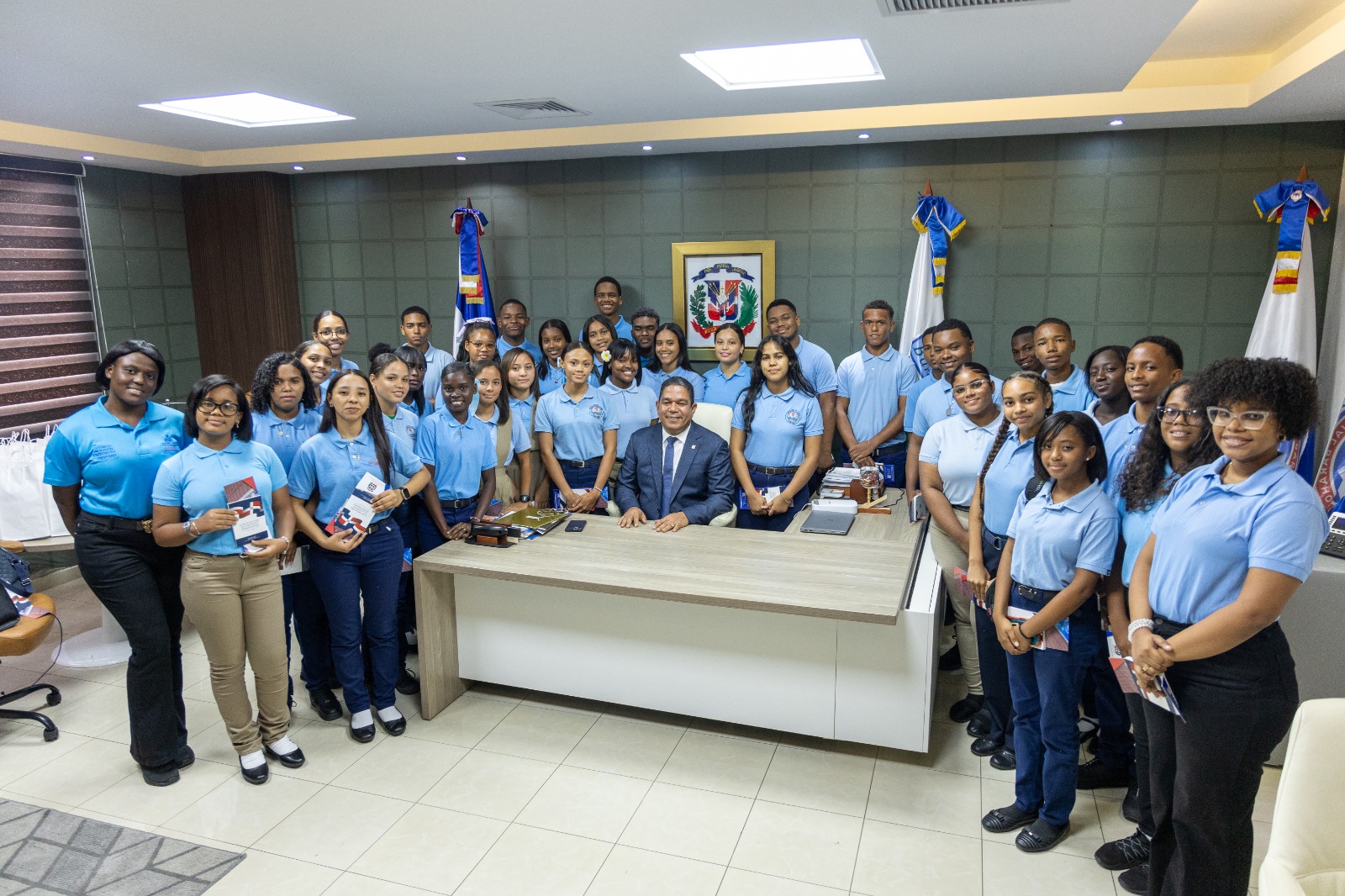 Senado recibe a estudiantes de varios centros educativos de la provincia Barahona 3 WhatsApp Image 2026 06 17 at 2.01.07 PM 1