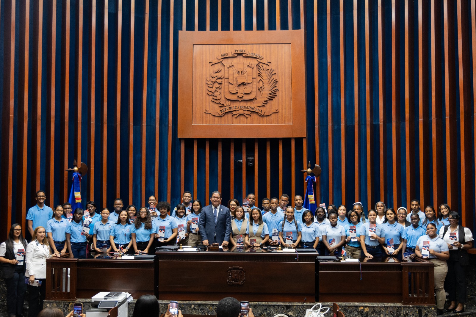 Senado recibe a estudiantes de varios centros educativos de la provincia Barahona