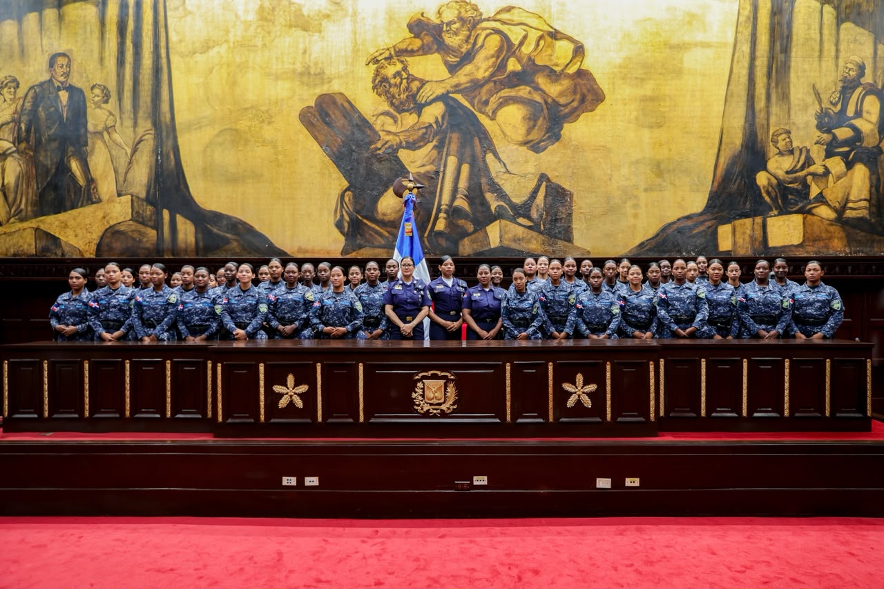 Futuros agentes policiales conocen el funcionamiento del Poder Legislativo durante recorrido en el Senado