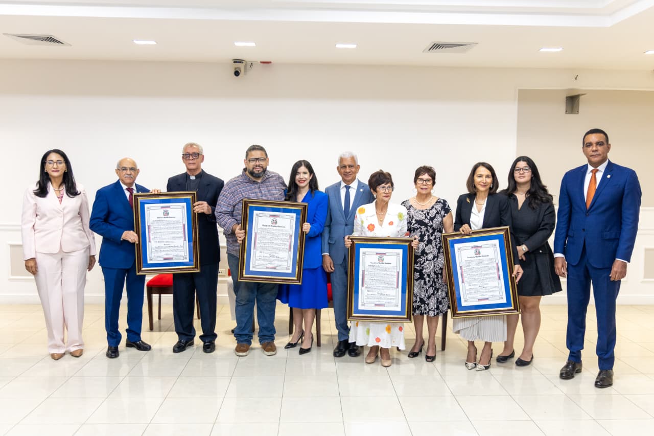 Senado de la República reconoce a figuras de la literatura, la educación, la cultura y el servicio social