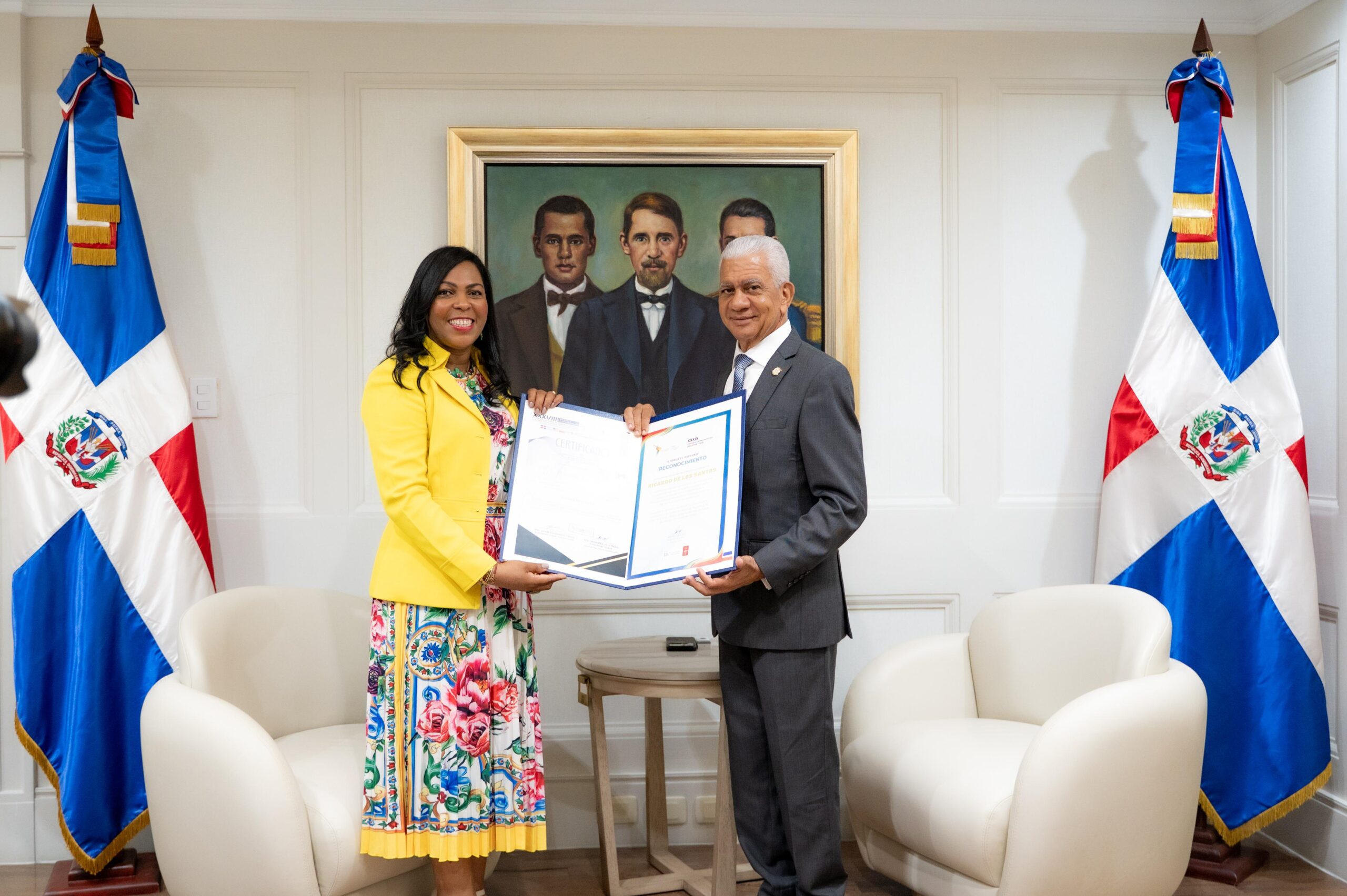 Presidente del Senado, Ricardo de los Santos, recibe reconocimiento por su apoyo a la Sociedad Latinoamericana de Estrategia (SLADE)