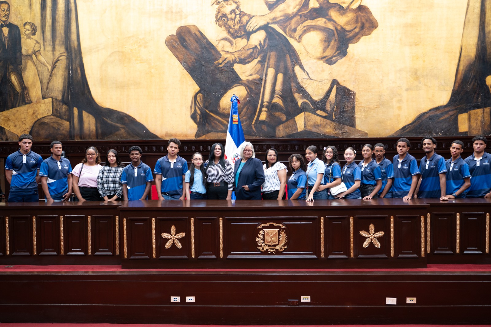 Estudiantes del Liceo Académico Francis Amauris Tejeda conocen el Senado de la República
