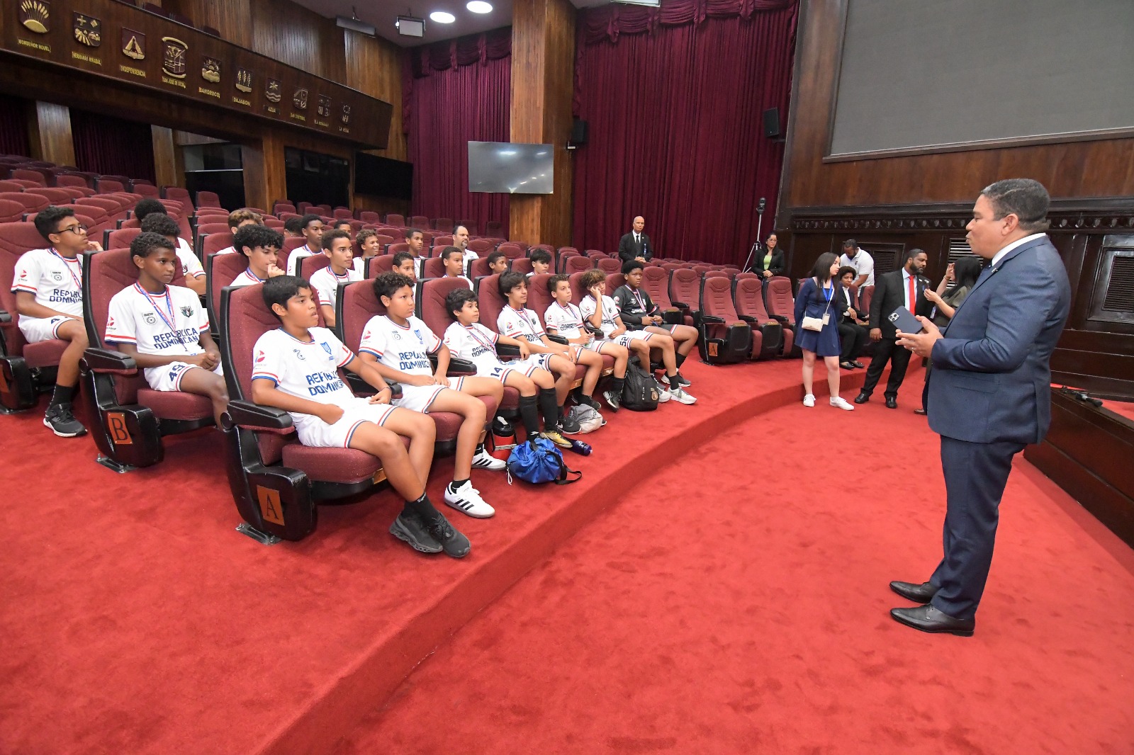 Senado abre sus puertas a delegación de futbolistas del Distrito Nacional 1 WhatsApp Image 2026 07 09 at 9.59.07 AM