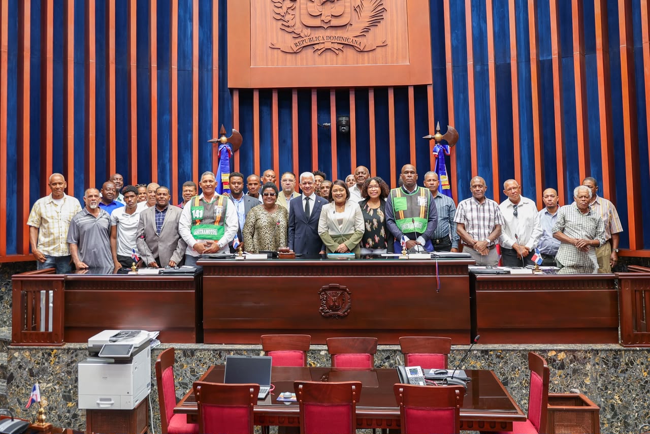 Senado recibe visita de la Asociación de Motoconchistas de San pedro de Macorís