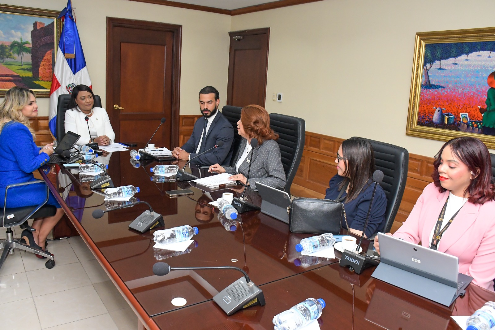Comisión de Asuntos de Familia y Equidad de Género, recibe propuesta de INDOTEL y JCE en torno a proyectos sobre violencia política y digital contra las mujeres