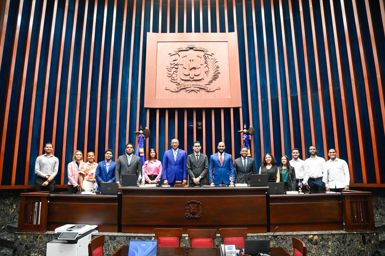 Estudiantes de Derecho de la UNPHU realizan visita guiada al Senado de la República
