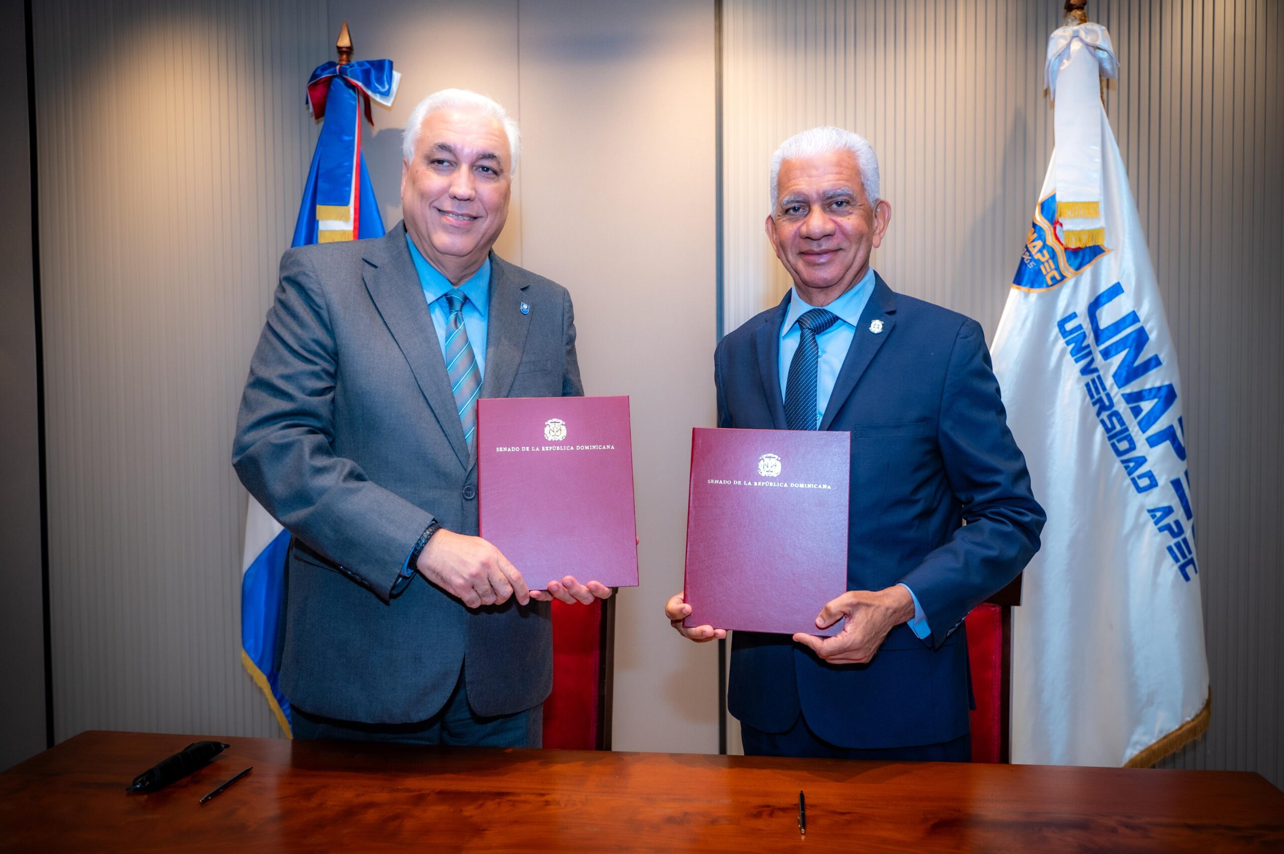 Senado firma alianza con UNAPEC para fortalecer formación de su personal y servicios bibliotecarios 2 WhatsApp Image 2026 07 13 at 4.55.03 PM 3 scaled