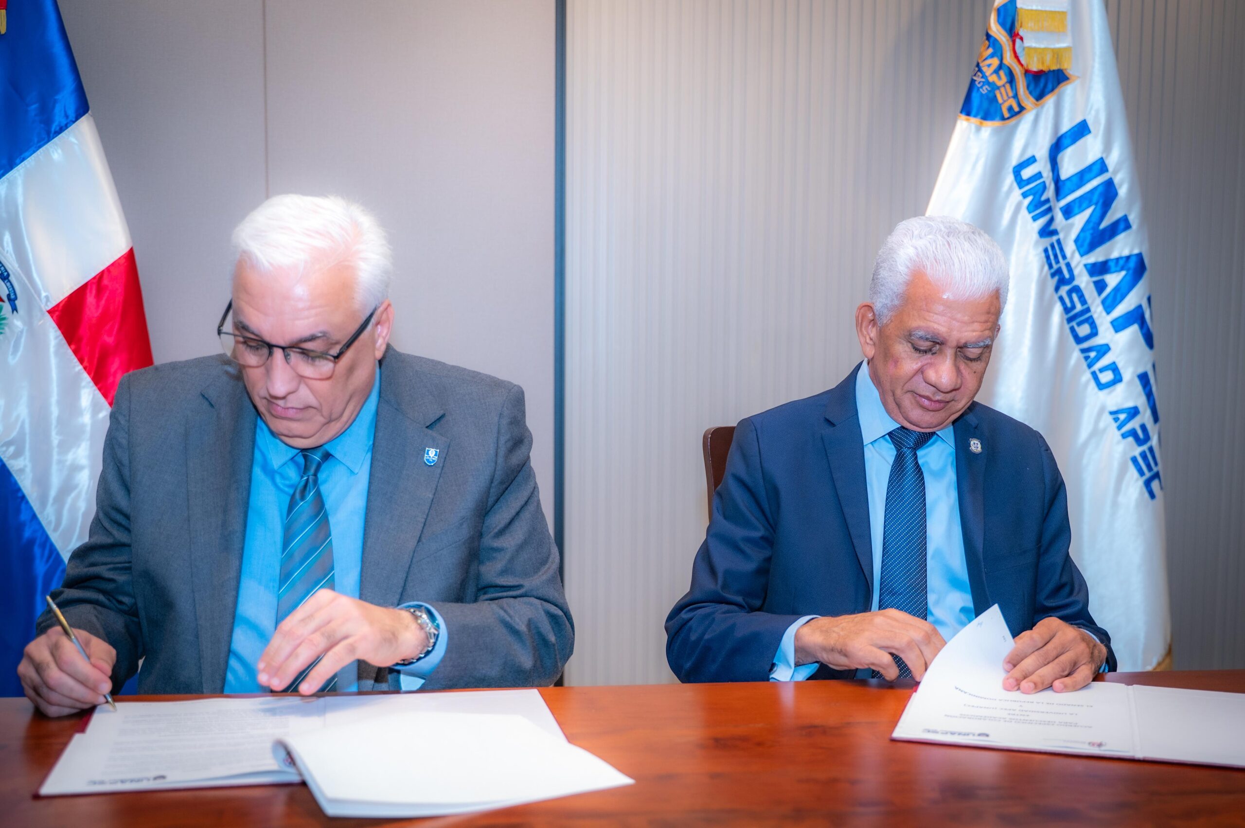 Senado firma alianza con UNAPEC para fortalecer formación de su personal y servicios bibliotecarios 1 WhatsApp Image 2026 07 13 at 4.55.03 PM 4 scaled