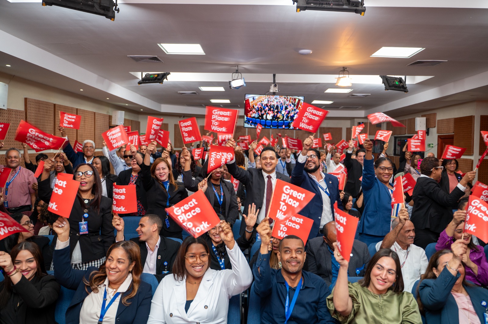 Senado de la República recibe certificación “Great Place To Work” que lo acredita como un gran lugar para trabajar 2 WhatsApp Image 2026 07 14 at 12.55.31 PM