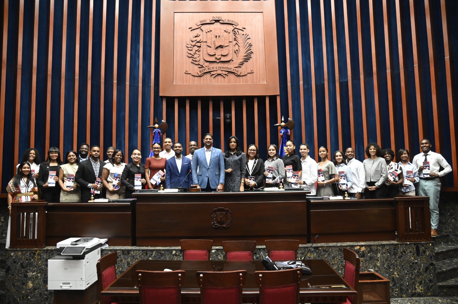 Senado recibe delegación de estudiantes sobresalientes de San Cristóbal